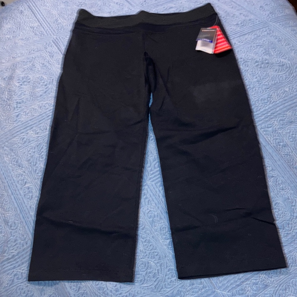 Woman’s Kirkland reversible Capri yoga legging, size L NWT